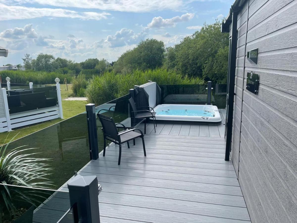 Indulgence Lakeside Lodge I3 With Hot Tub, Private Fishing Peg Situated At Tattershall Lakes Country Park Luaran gambar