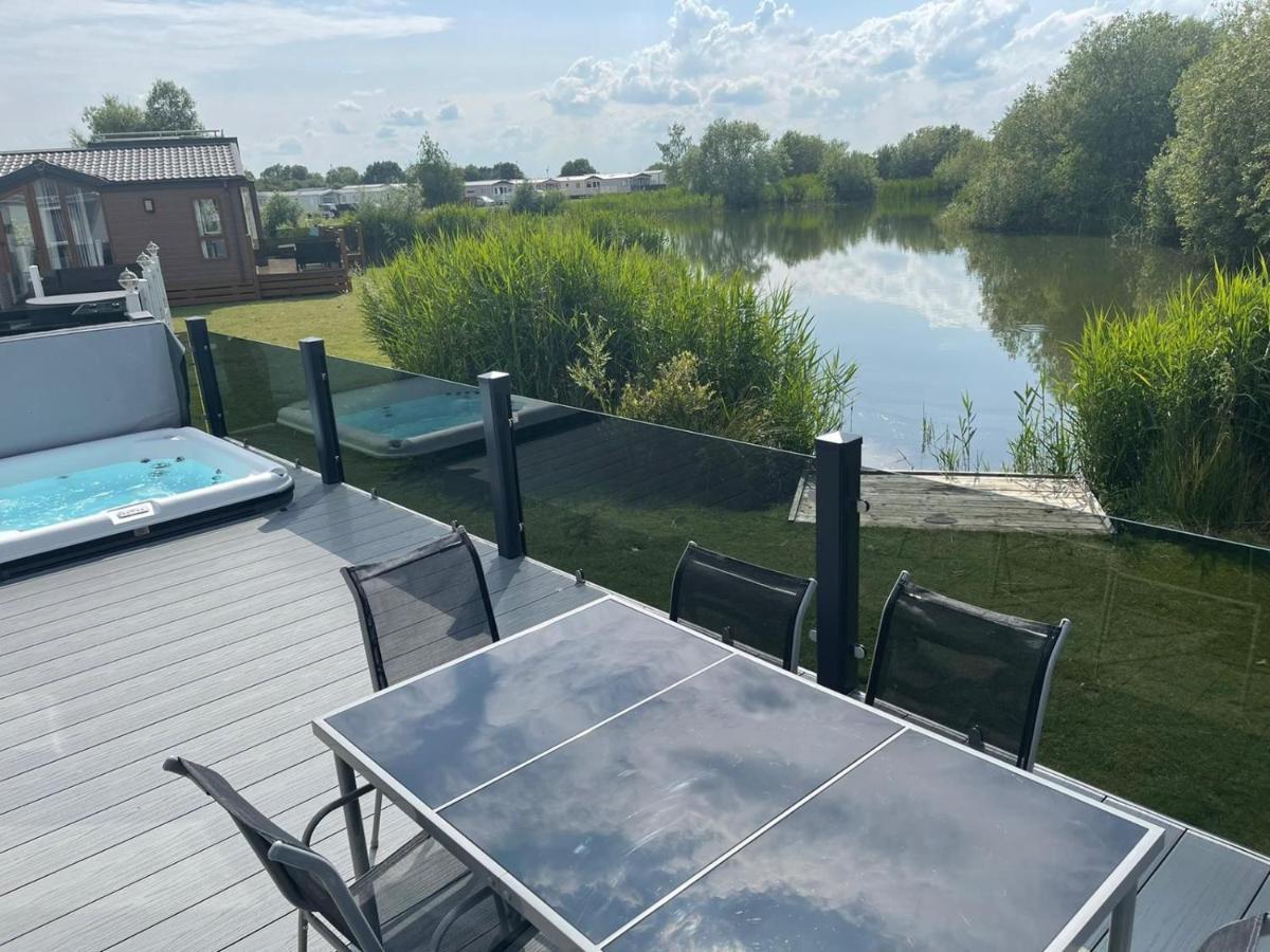 Indulgence Lakeside Lodge I3 With Hot Tub, Private Fishing Peg Situated At Tattershall Lakes Country Park Luaran gambar