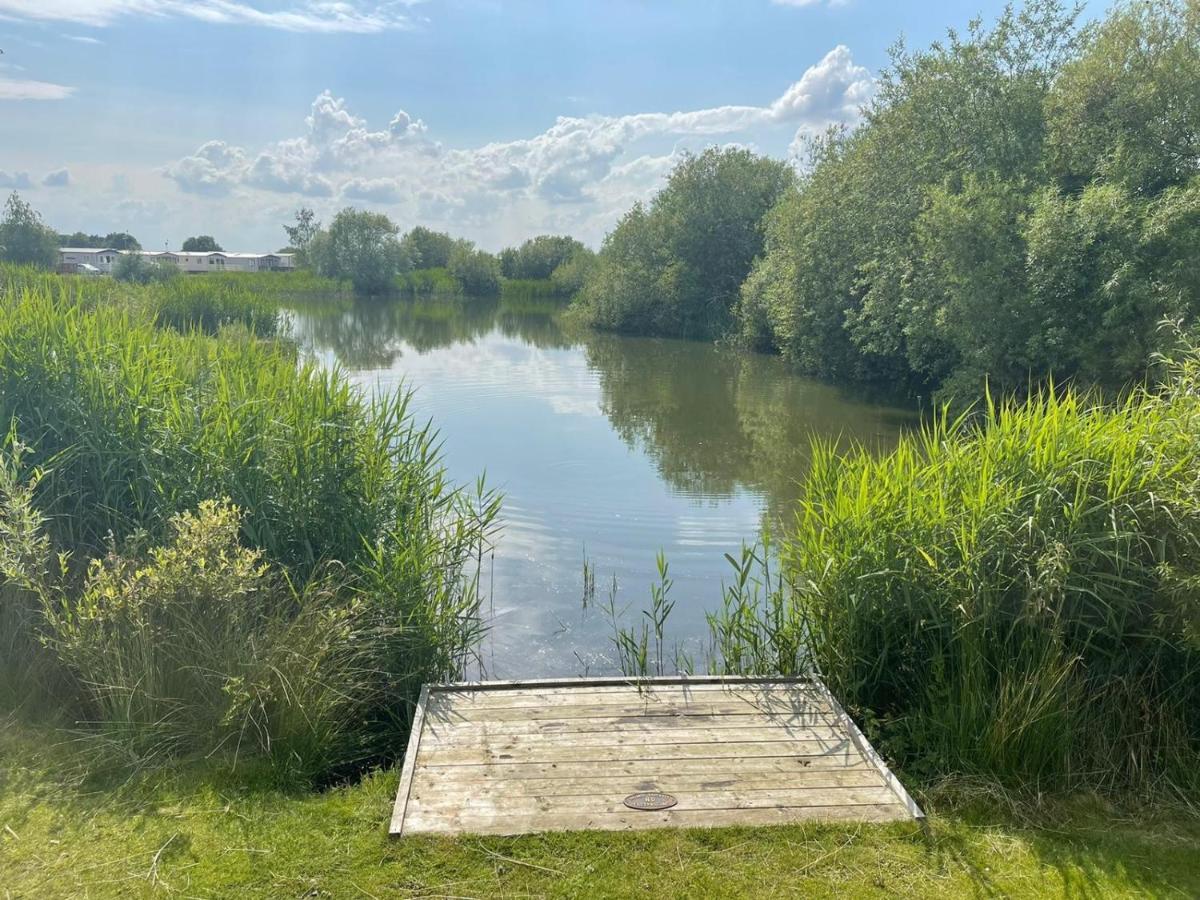Indulgence Lakeside Lodge I3 With Hot Tub, Private Fishing Peg Situated At Tattershall Lakes Country Park Luaran gambar