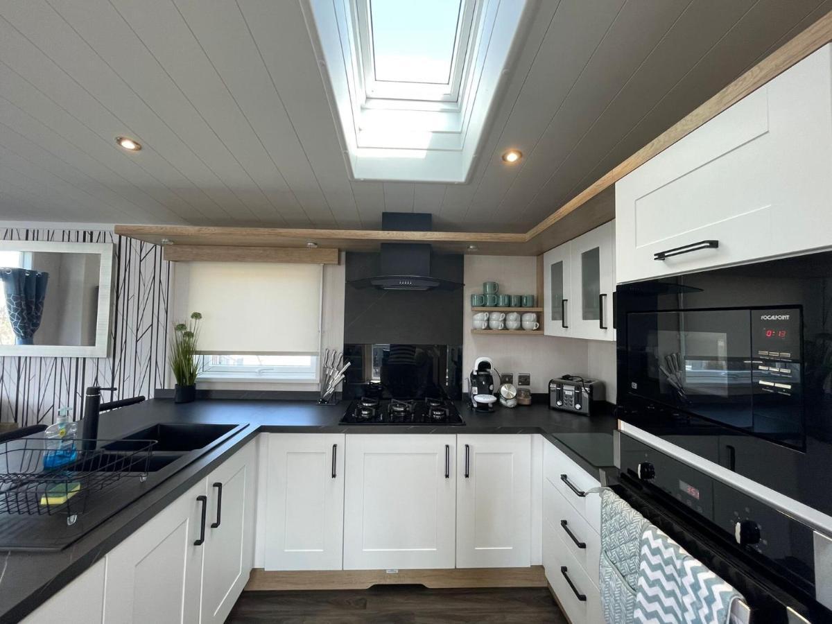 Indulgence Lakeside Lodge I3 With Hot Tub, Private Fishing Peg Situated At Tattershall Lakes Country Park Luaran gambar