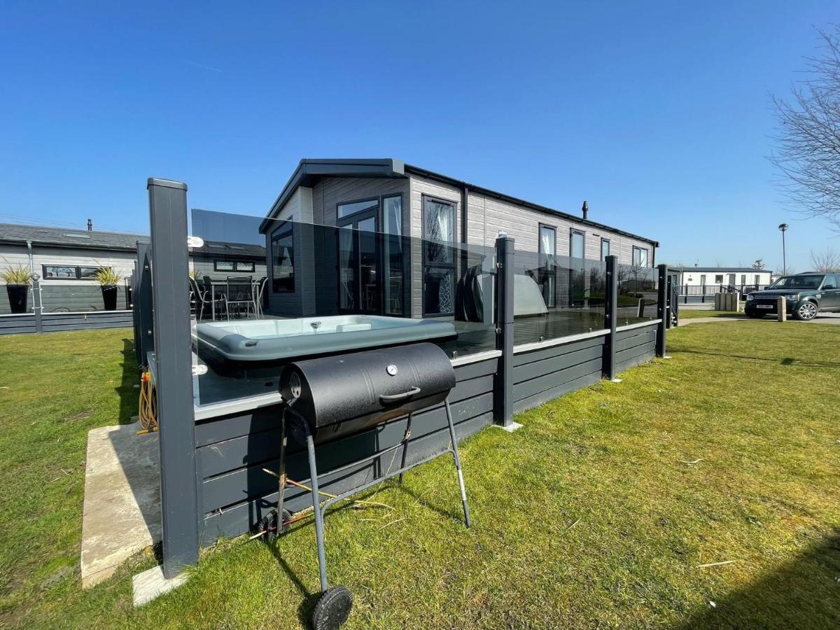 Indulgence Lakeside Lodge I3 With Hot Tub, Private Fishing Peg Situated At Tattershall Lakes Country Park Luaran gambar