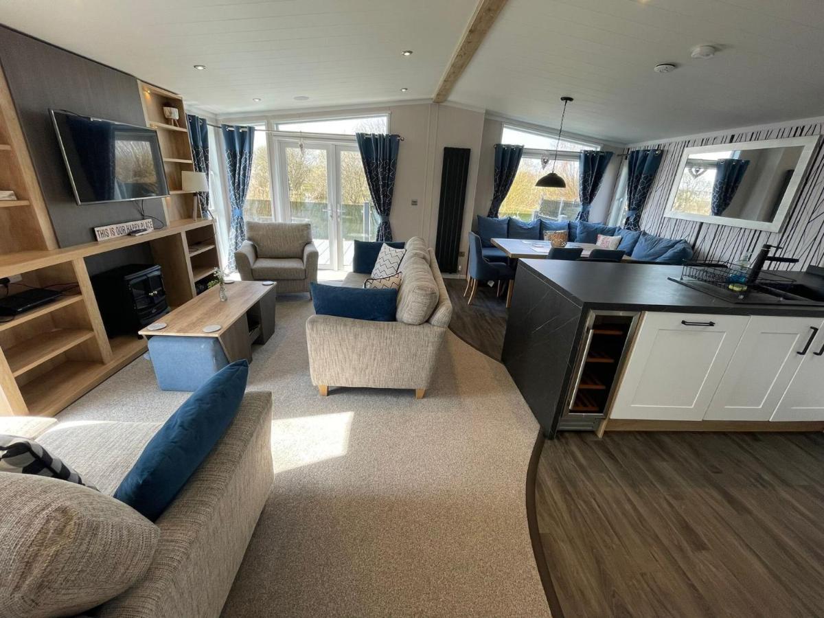Indulgence Lakeside Lodge I3 With Hot Tub, Private Fishing Peg Situated At Tattershall Lakes Country Park Luaran gambar