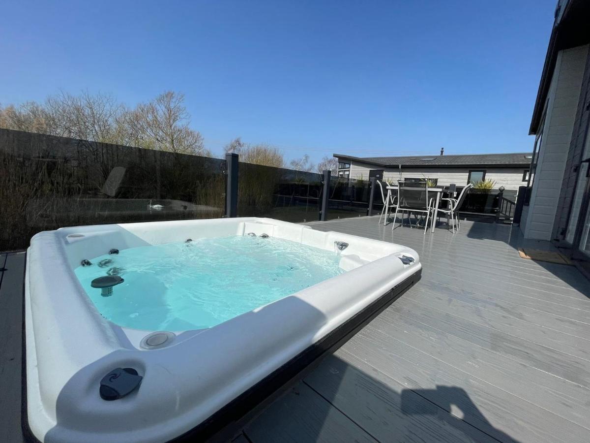 Indulgence Lakeside Lodge I3 With Hot Tub, Private Fishing Peg Situated At Tattershall Lakes Country Park Luaran gambar