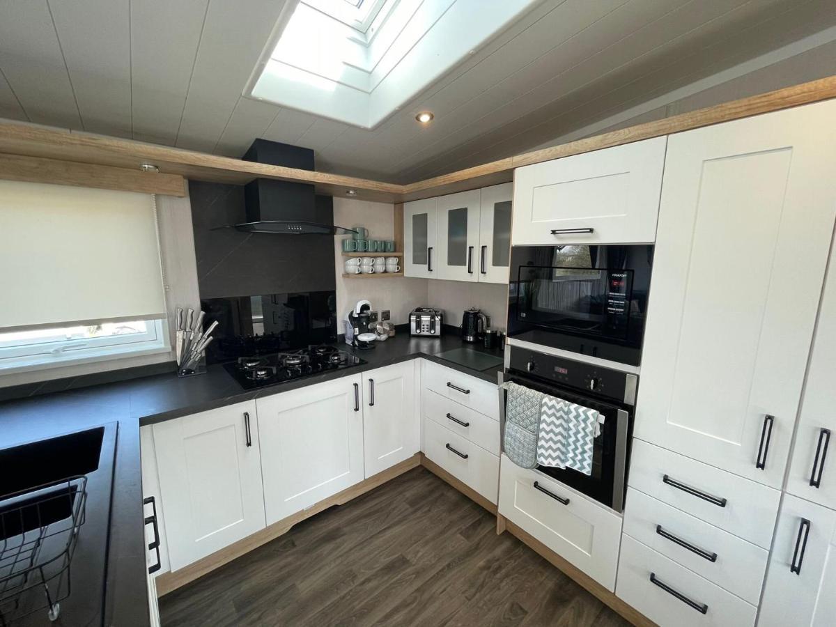Indulgence Lakeside Lodge I3 With Hot Tub, Private Fishing Peg Situated At Tattershall Lakes Country Park Luaran gambar