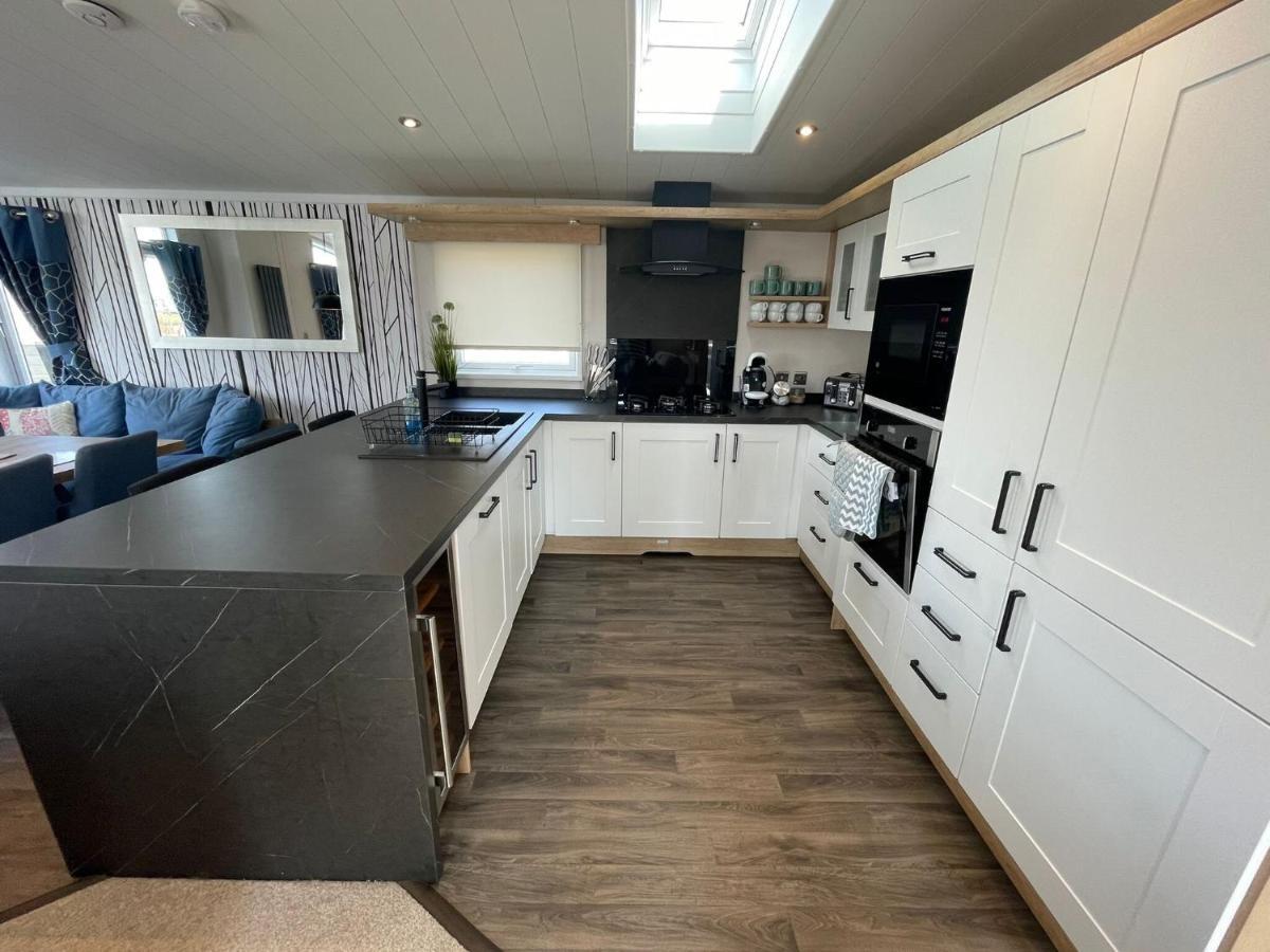 Indulgence Lakeside Lodge I3 With Hot Tub, Private Fishing Peg Situated At Tattershall Lakes Country Park Luaran gambar