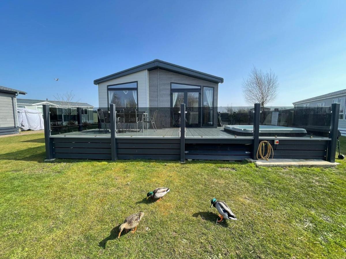 Indulgence Lakeside Lodge I3 With Hot Tub, Private Fishing Peg Situated At Tattershall Lakes Country Park Luaran gambar