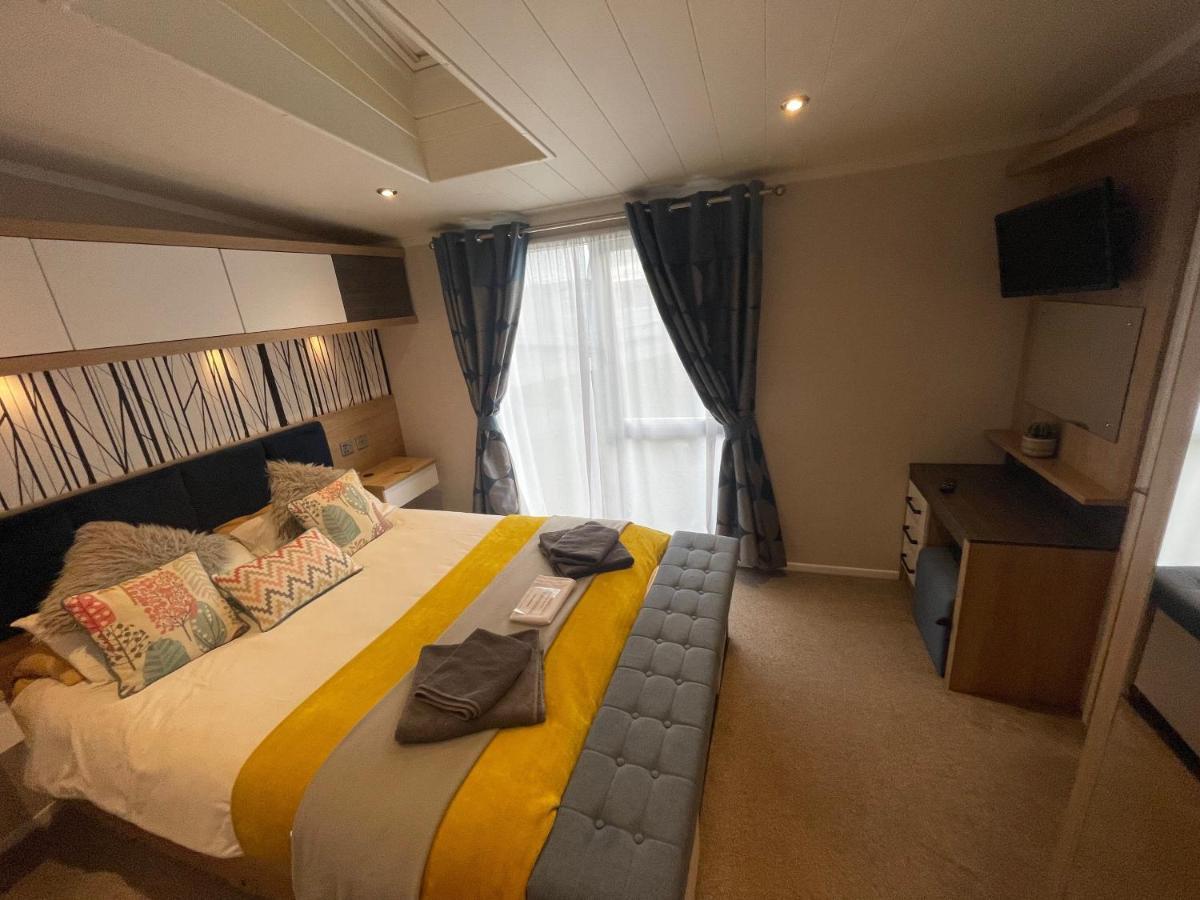 Indulgence Lakeside Lodge I3 With Hot Tub, Private Fishing Peg Situated At Tattershall Lakes Country Park Luaran gambar