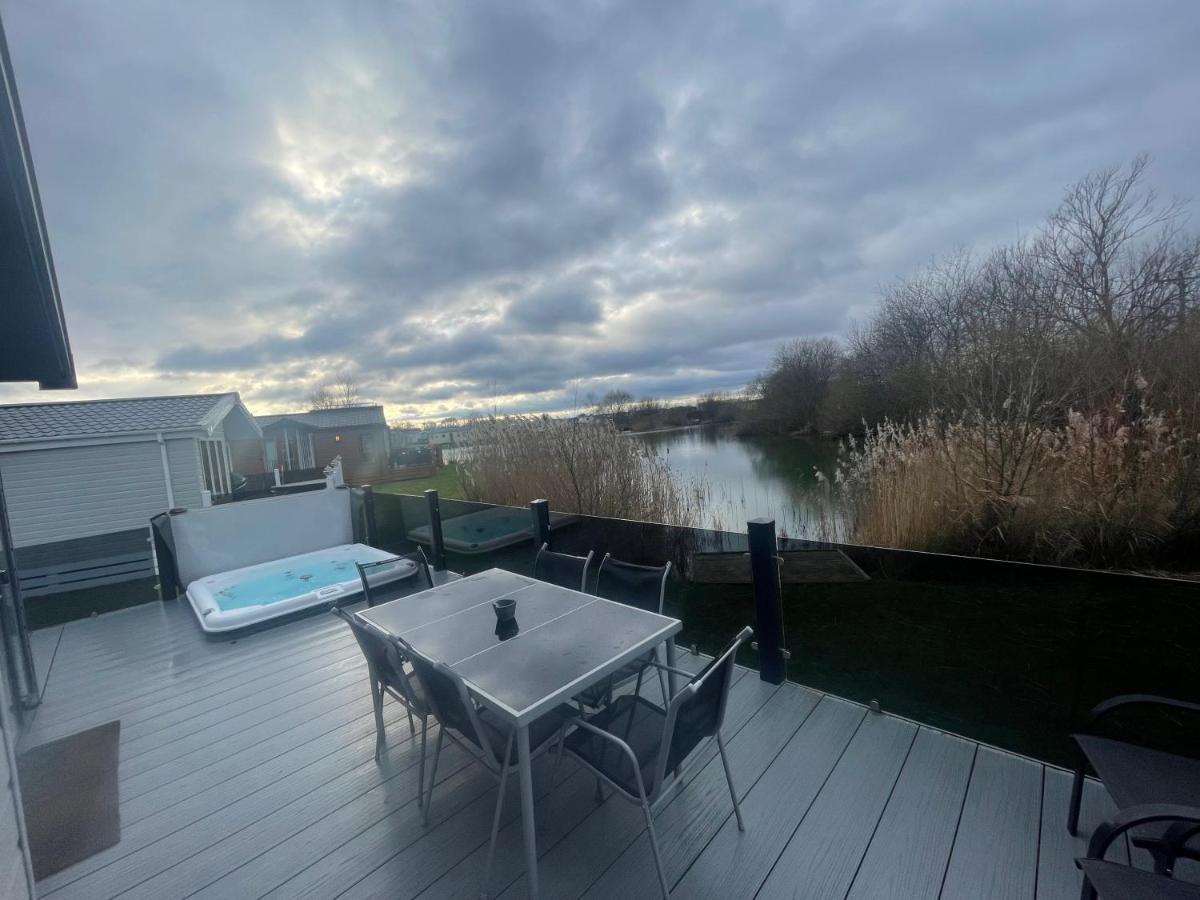 Indulgence Lakeside Lodge I3 With Hot Tub, Private Fishing Peg Situated At Tattershall Lakes Country Park Luaran gambar